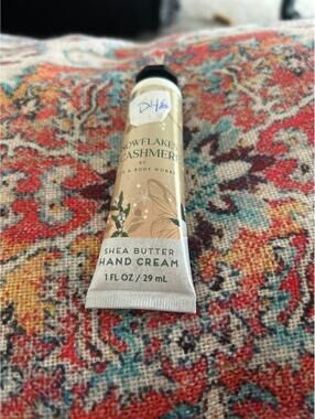 D46 1 Bath and Body Works hand cream 1 oz snowflakes cashmere